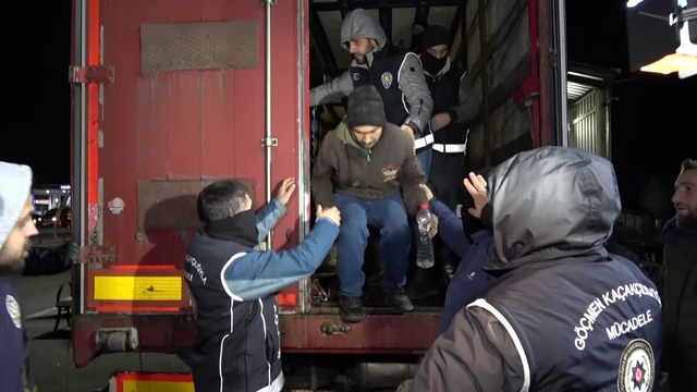Erzurum'da yılbaşı öncesi polis, asayiş uygulamalarına start verdi
Şüphe üzerine durdurulan tırda 23 düzensiz göçmen yakalandı