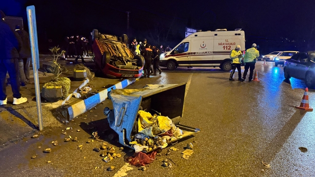 Polisten kaçan otomobilin sürücüsü, refüje çarptı; 3 yaralı