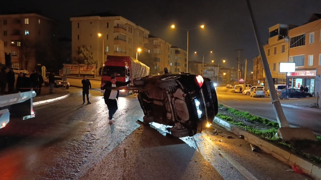 Kontrolden çıkan otomobil önce takla attı sonra direğe çaptı: 3 kişi yaralandı
