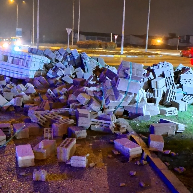 Aksaray'da tır ile servis aracı çarpıştı: 2 yaralı