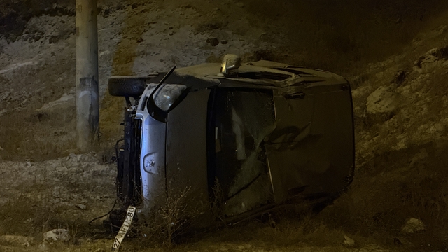 Erzurum'da kayganlaşan yolda devrilen otomobilin sürücüsü yaralandı