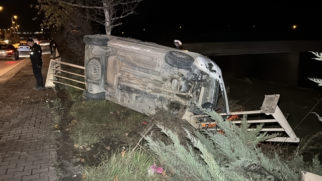 Karabük'te hafif ticari araçla otomobilin çarpıştığı kazada 3 kişi yaralandı