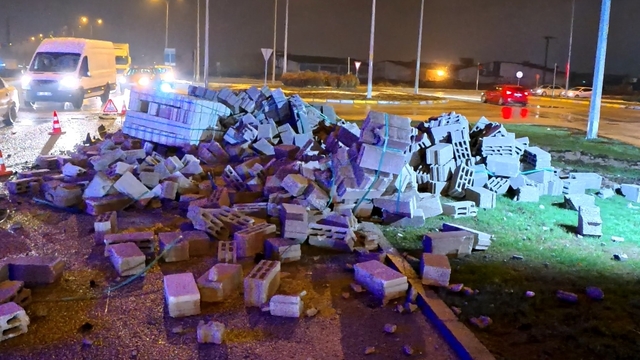 Aksaray'da tır ile servis aracı çarpıştı: 2 yaralı