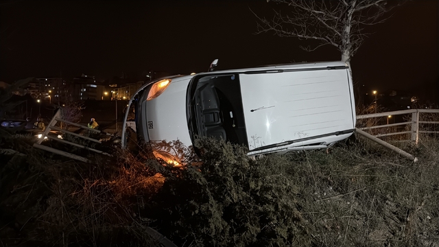 Hafif ticari araç ile otomobil çarpıştı; 3 yaralı