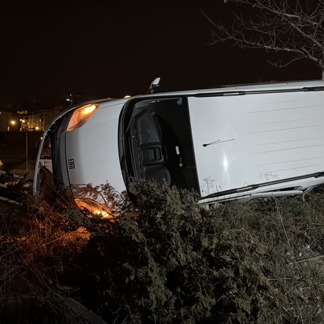 Hafif ticari araç ile otomobil çarpıştı; 3 yaralı