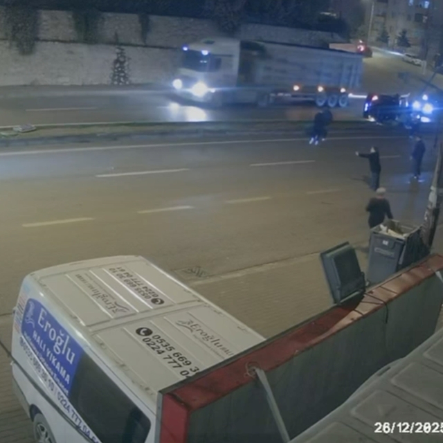 Takla atıp direğe çarpan otomobilin kaza anı kamerada: 3 yaralı
İnegöl'de f...