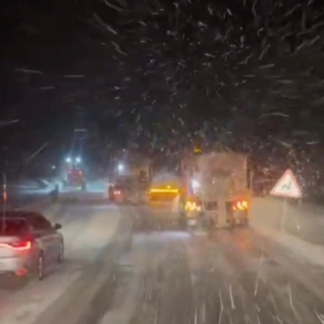 Karayolları ekipleri, geçitleri ulaşıma açık tutmak için çalışıyor