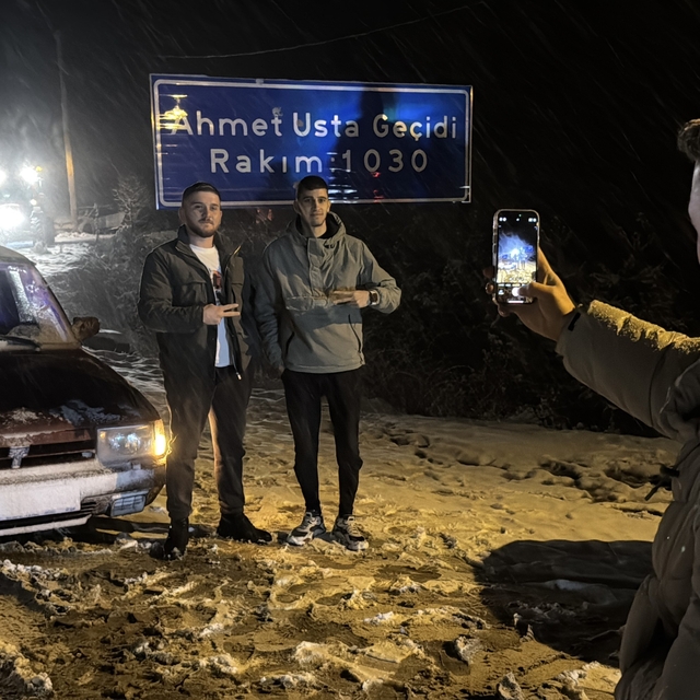 Kar yağışını duyan soluğu burada aldı
Karabük-Bartın kara yolunda kar yağış...