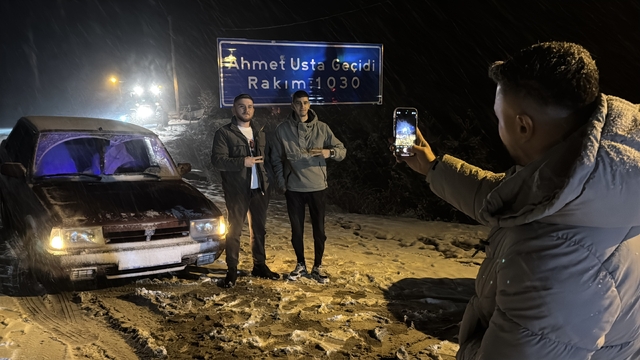 Kar yağışını duyan soluğu burada aldı
Karabük-Bartın kara yolunda kar yağışı etkili oluyor