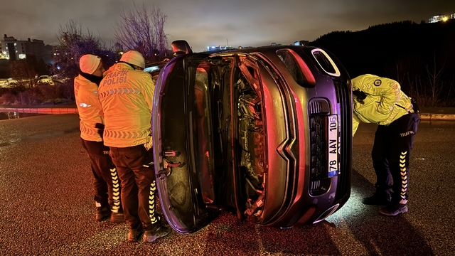 Kaldırıma çarpıp devrildi: 1 yaralı