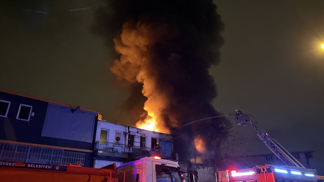 Bursa'da plastik kalıp atölyesinde başlayıp bitişiğindeki iş yerine sıçrayan yangına müdahale ediliyor