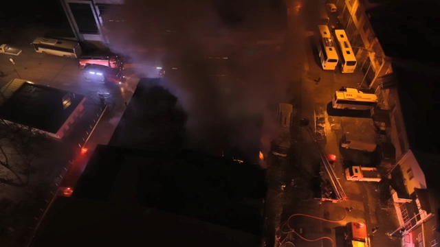 Oto yedek parça dükkanında çıkan yangın, bitişiğindeki iş yerine sıçradı