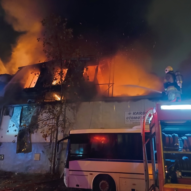 Bursa'da iş yeri yangını: Alevler çevredeki işletmelere sıçradı
Bursa'da çı...
