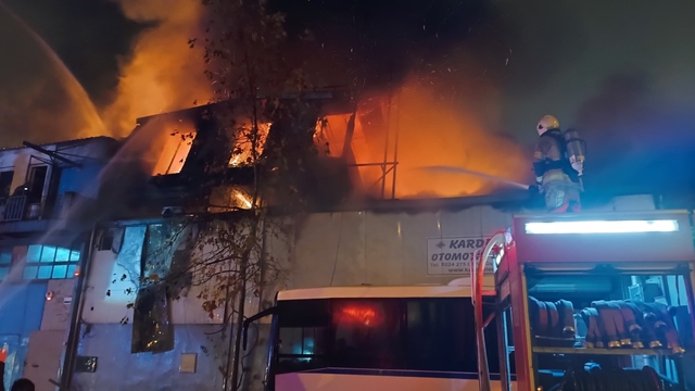 Bursa'da iş yeri yangını: Alevler çevredeki işletmelere sıçradı
Bursa'da çıkan yangın 4 işletmede maddi hasara yol açtı
Bursa'da yangın: Çevredeki 4 işletme zarar gördü