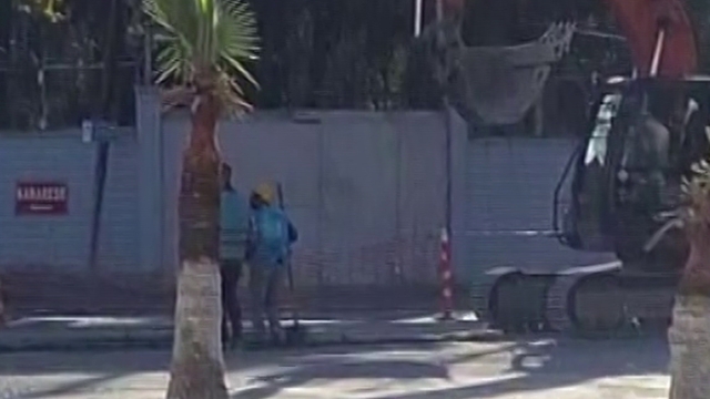 Soğuk havada ısınmak için kürekle halay çeken işçiler ilgi odağı oldu