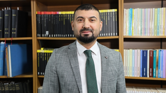 Trump'ın Venezuela hamlesi küresel ticareti geriyor
Doç. Dr. Berat Akıncı:
"Venezuela gerilimi bölgesel kriz olmaktan çıktı, küresel boyuta taşındı"
"Trump'ın dış politikası küresel ticarette ciddi bir belirsizlik oluşturuyor"