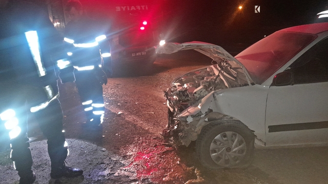 Adıyaman'da 2 otomobilin çarpıştığı kazada 3 kişi yaralandı