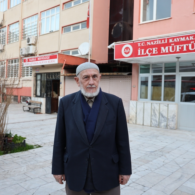 Ahmet Dede'nin Nazilli Koca Cami avlusuna sığan 63 yıllık ömrü
35 yıl görev...