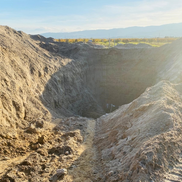 Devasa çukur kazıp tarihi eser aradılar