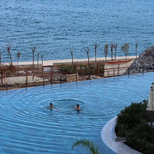 Kış ortasında havuz keyfi
Marmaris Kızılbük'te turistler aralık ayında havu...