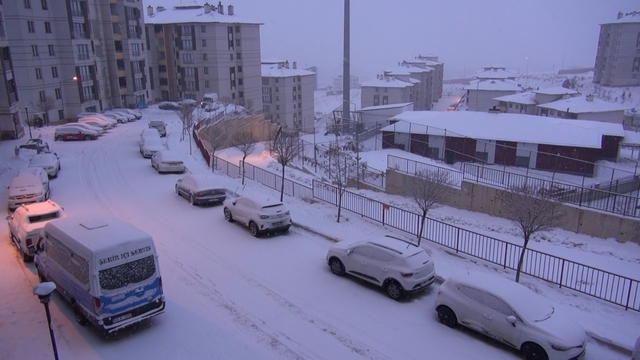 Yüksekova'da kar yağışı etkili oldu