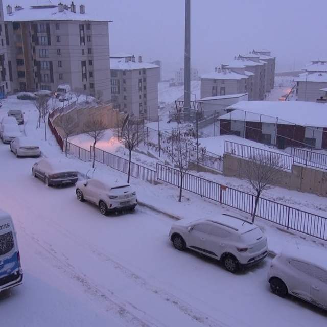 Yüksekova'da kar yağışı etkili oldu