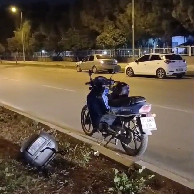 Direksiyon hakimiyetini kaybedip refüje çarpan motosiklet sürücüsü öldü