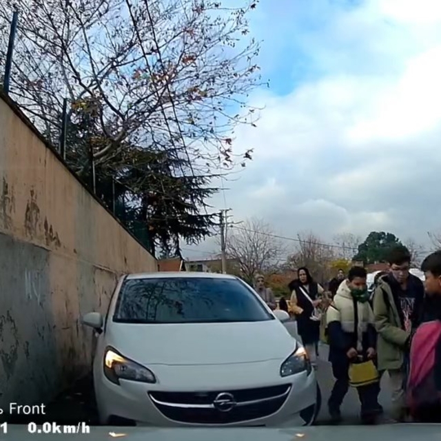 Okuldan çıkan öğrencilerin üzerine otomobilini sürdü; o anlar kamerada