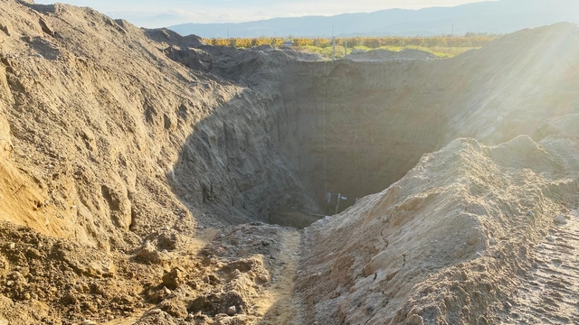 Devasa çukur kazıp tarihi eser aradılar