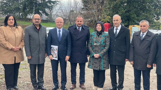 157 yıllık mazisi bulunan Türkiye'nin ilk meslek lisesi aslına göre yeniden inşa edilecek
Bursa'da 1868 yılında Sultan Abdülmecid tarafından yaptırılan Tophane Mesleki ve Teknik Anadolu Lisesi'nin yeniden inşa edilmesi için 700 milyon liralık bütçe Cumhurbaşkanı Recep Tayyip Erdoğan tarafından onaylandı
29 bin 500 metrekare alanda aslına uygun olarak inşa edilecek Tophane Endüstri Meslek Lisesi 2026 yılında ihaleye çıkacak
AK Parti Bursa İl Başkanı Davut Gürkan:
"2026 yılında Bursa'nın en büyük eğitim projelerinden birisine imza atıyoruz. 6 atölyesi bir dersliği bulunan 157 yıllık maziye sahip Tophane Teknik ve Anadolu Lisesinin bütçesi Cumhurbaşkanımız tarafından onaylandı"
AK Parti Bursa Milletvekili Osman Mesten:
"Türkiye ve Bursa sanayisinin temelleri burada atılmıştı. Bu büyük projeyi onayladıkları için Cumhurbaşkanımız Recep Tayyip Erdoğan ve Milli Eğitim Bakanımız Yusuf Tekin'e teşekkür ediyoruz"