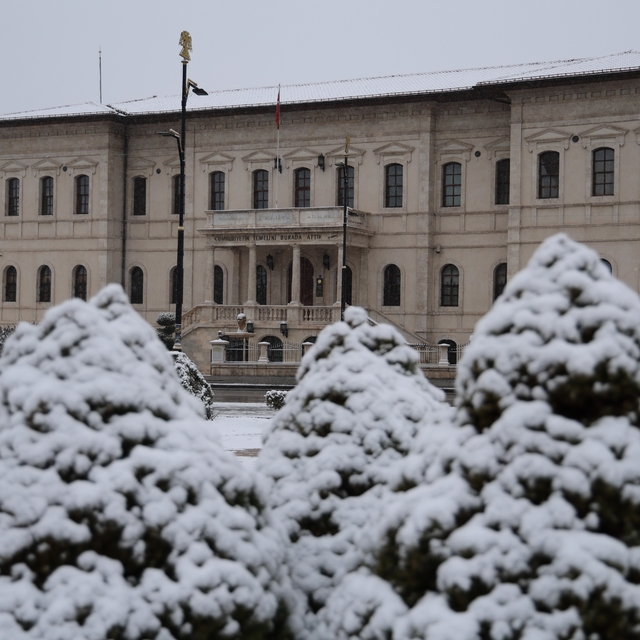 Sivas'ta beklenen kar yağdı, Tarihi Kent Meydanı beyaza büründü