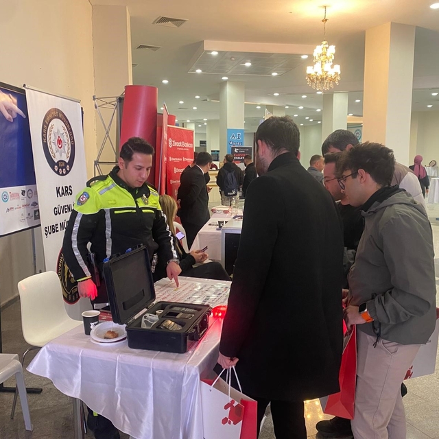 Kars'ta üniversite öğrencilerine trafik araç ve gereçleri tanıtıldı