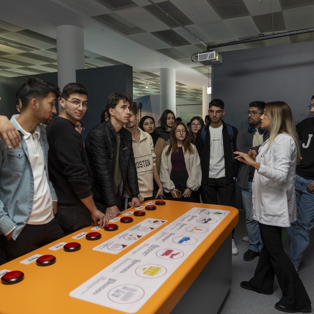 Tarsus Üniversitesi öğrencileri Mercan Bilim Merkezi'nde bilimle buluştu