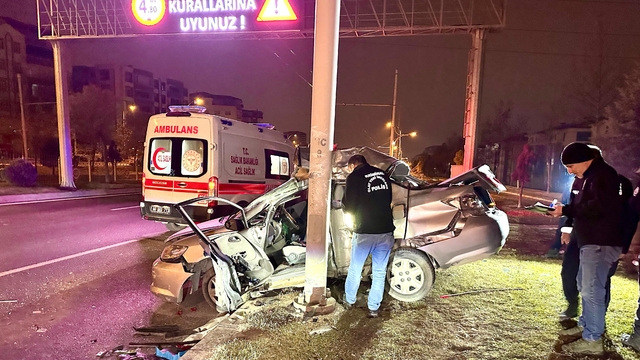 Otomobil trambüs direğine çarptı: 1 ölü, 1 yaralı