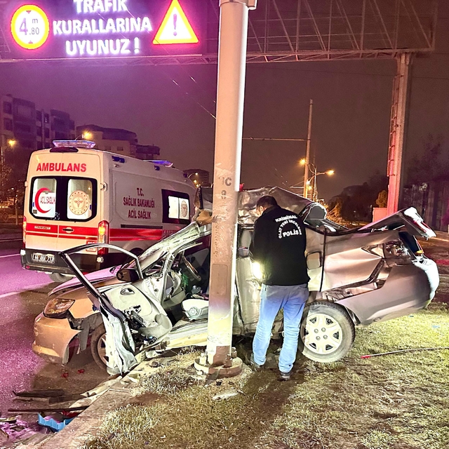 Otomobil trambüs direğine çarptı: 1 ölü, 1 yaralı