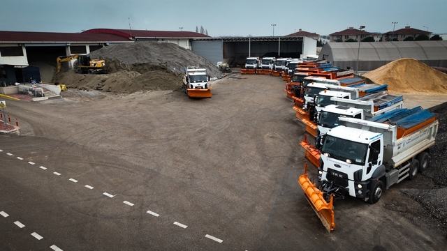 Bursa'da kar teyakkuzu
Bursa Büyükşehir Belediye Başkanı Mustafa Bozbey:
"Her türlü hazırlığı yaptık. Bursalılar hiç endişe etmesin"