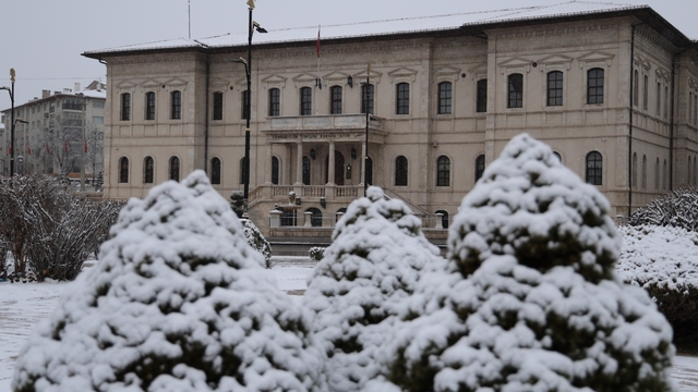 Sivas'ta beklenen kar yağdı, Tarihi Kent Meydanı beyaza büründü