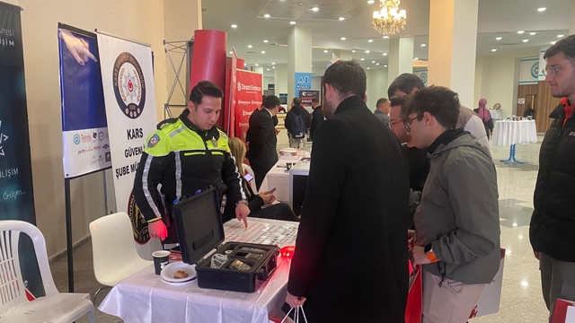 Kars'ta üniversite öğrencilerine trafik araç ve gereçleri tanıtıldı