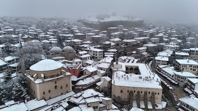 Osmanlı kenti Safranbolu'nun tarihi konaklar beyaz örtüyle kaplandı
Tayvanlı turistler tarihi ilçede kar keyfini yaşadı