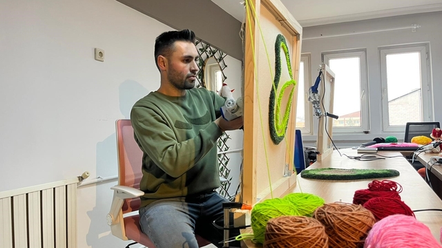 Tüm birikimi ile açtığı halı dokuma atölyesinde hayallerini kumaşa döküyor
Eskişehir'de çiftlerin hediyelerini dokuduğu atölye
Girişimci Emre Aral:
"Küçük bir çalışmanın tüm işlemleri bile yaklaşık 3-4 saat sürüyor"
"Ürünleri evinizde paspas olarak kullanabiliyor, tasarımlar tamamen hayal gücünüze bağlı"
"Çiftler, birbirlerine hediye etmek ya da evlerinde kullanmak için beraber geliyorlar"