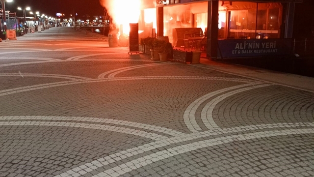 Edremit'te iş yerinde çıkan yangın itfaiye ekiplerince söndürüldü