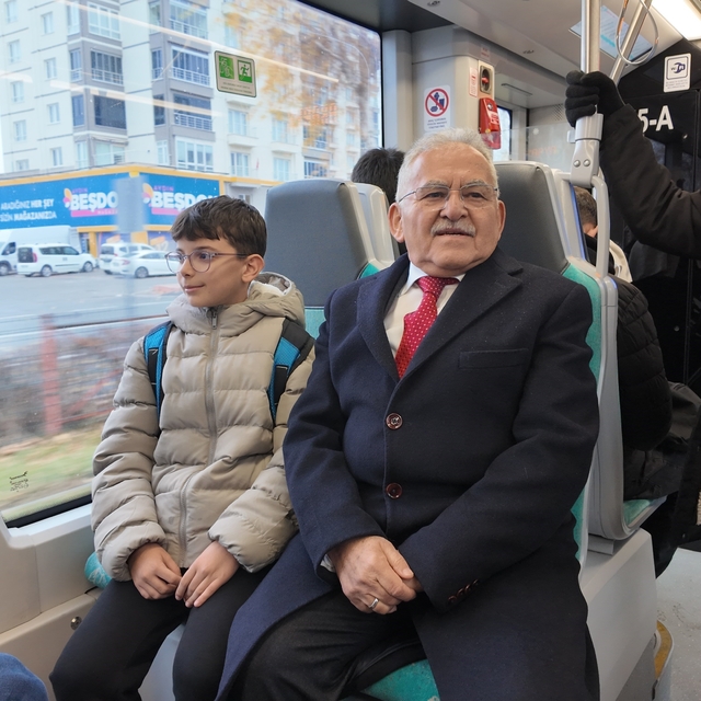 Başkan Büyükkılıç tramvaya bindi, yolcularla sohbet etti