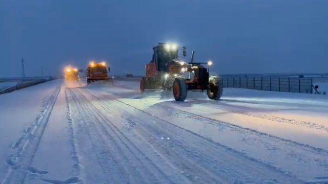 Aşkale'de sabahın ilk ışıklarıyla karla mücadele çalışması