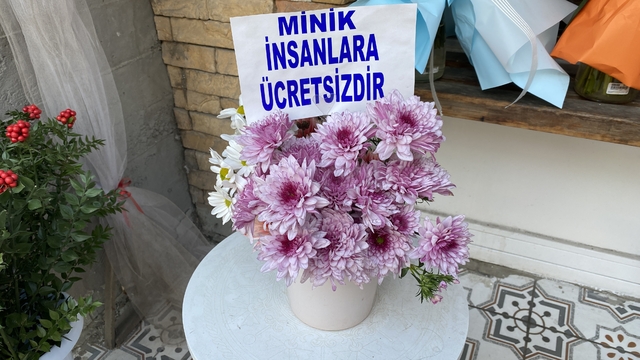 Bir saksıya ayırdığı çiçekleri küçük çocuklar için ücretsiz yaptı
Esnaf temizlenirken kısalan çiçekleri israf olmaması için çocuklara hediye ediyor