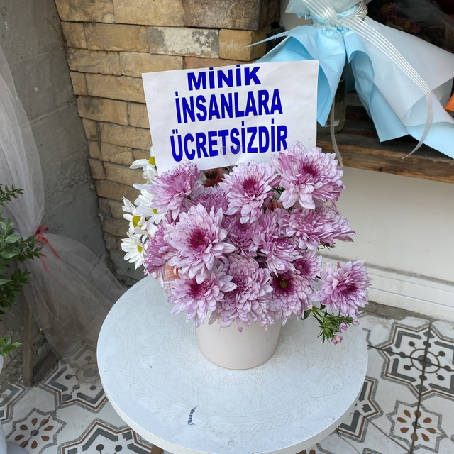 Bir saksıya ayırdığı çiçekleri küçük çocuklar için ücretsiz yaptı
Esnaf tem...