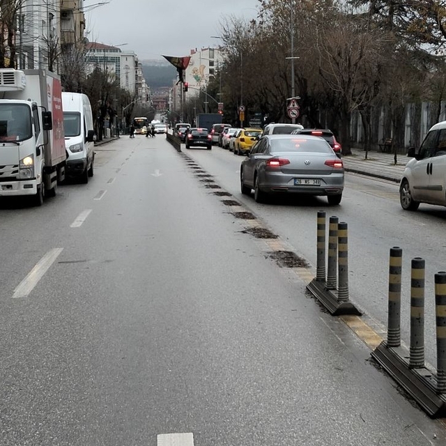 Atatürk Caddesi'nde dubalar azaltıldı ama şikayetler çözüm bulmadı
İstiklal...