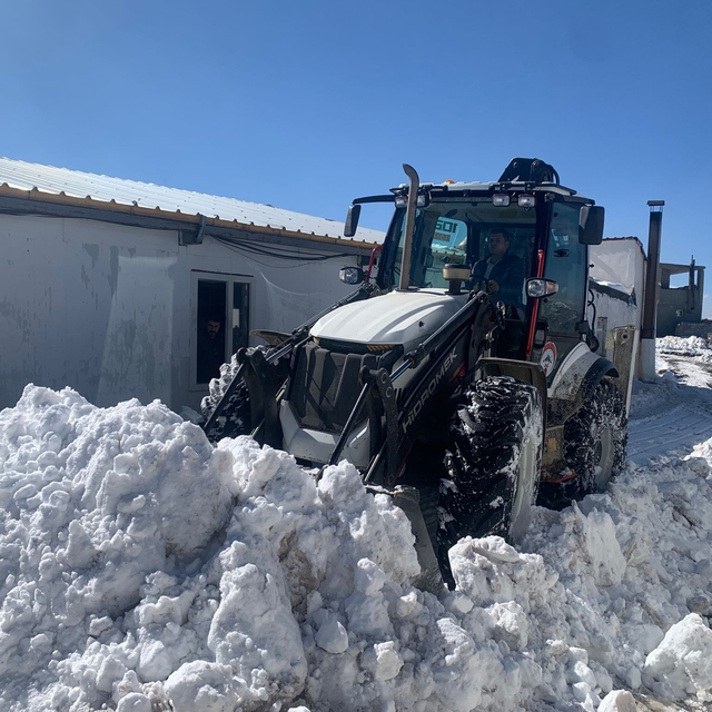 Hakkari'de 2 köy ve 10 mezra yolu kapandı