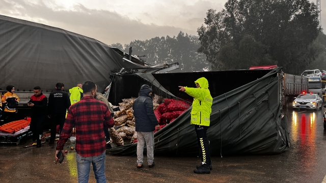 Hatay'da park halindeki tıra çarpan kamyondaki 2 kişi yaralandı
