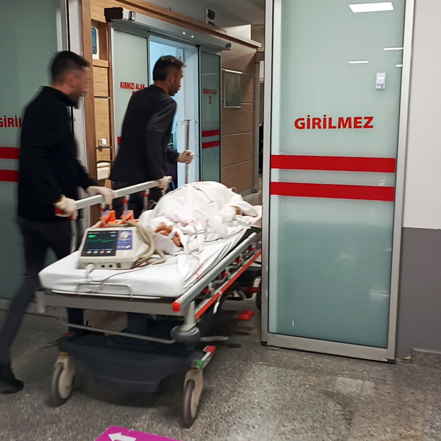 Boşanma aşamasındaki eşini eve kadar takip edip bıçakladı