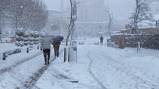 Bolu'da mevsimin ilk kar yağışıyla kent beyaza büründü
Bolu'da kar sürprizi: Kent merkezi beyaza büründü